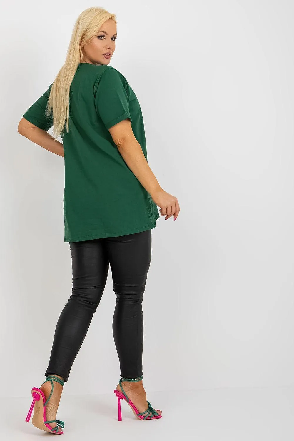 Chic Extended Cut Plus Size Blouse with Trendy Inscription