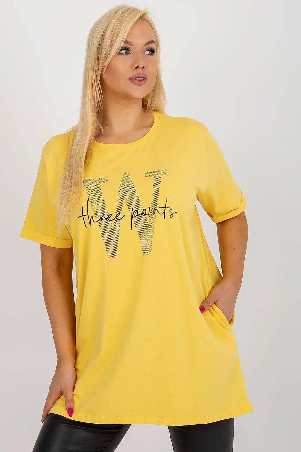 Chic Extended Cut Plus Size Blouse with Trendy Inscription